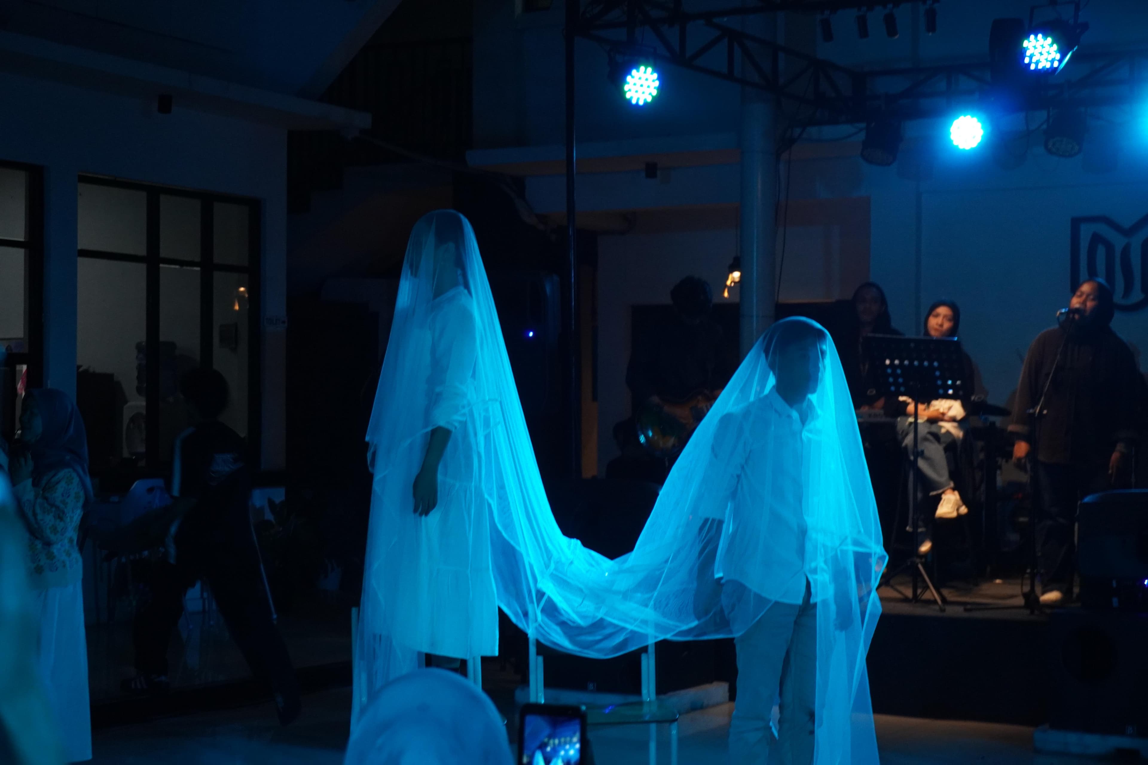 Yeni Wahyuni - Image 9